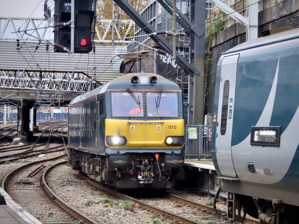 HiPa125's tweet image. GBRf #Class92 92010 - the traction for Caledonian Sleeper 3M16 0919 London Euston &amp;gt; Wembley InterCity Depot - arrives at its train 

19/11/22