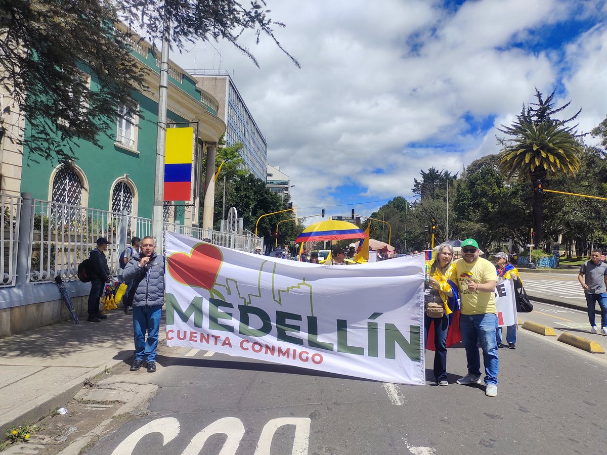 AndresGuryRod's tweet photo. La #GranTomaDeBogota primera incursión en la capital, y los resultados excelentes. El "gobierno" de @petrogustavo ya sabe que estamos acá, y que no la tienen fácil. No aceptamos sus reformas, y desconocemos su eleccion. #FueraPetro #NoALasReformas https://t.co/I1Vr6LCLlh