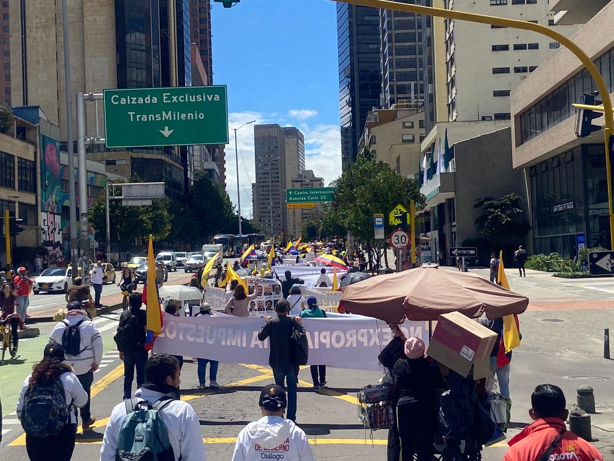AndresGuryRod's tweet photo. La #GranTomaDeBogota primera incursión en la capital, y los resultados excelentes. El "gobierno" de @petrogustavo ya sabe que estamos acá, y que no la tienen fácil. No aceptamos sus reformas, y desconocemos su eleccion. #FueraPetro #NoALasReformas https://t.co/I1Vr6LCLlh