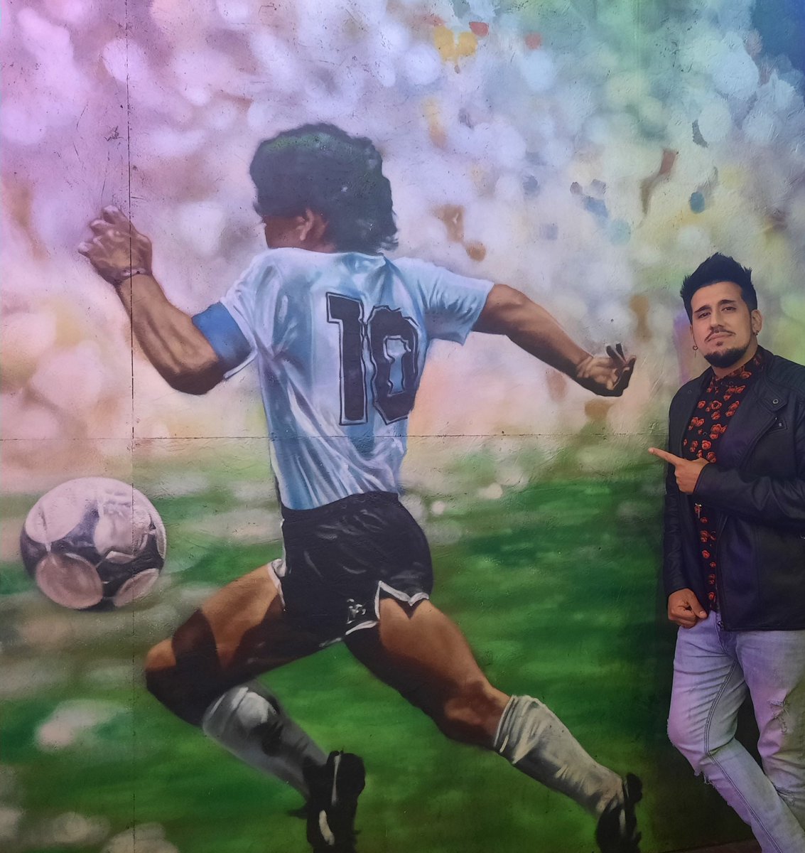 okrichifigueroa's tweet photo. FUA, EL DIEGO ⚽️🔟
En vísperas del #Mundial juntando mis pasiones, #musica y #futbol
#cantante #pasion #singer #music #passion #richifigueroa #lavoz #lavoztvazteca #lavozazteca #lavozmexico #equipodavidbisbal #diegomaradona #elpibedeoro #barriletecosmico #cdmx #Mexico #Uruguay https://t.co/vSIlpZZHbj