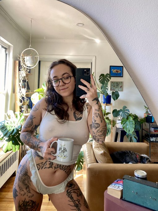 it&rsquo;s me and my mug with my dog&rsquo;s face on it vs. everyone else https://t.co/x0qAsddUcf