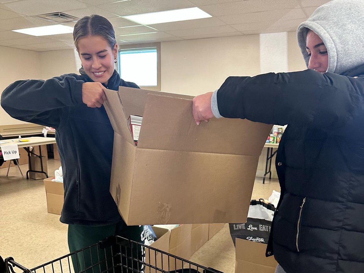 oths_nhs23's tweet photo. The NHS had a great time at the township food drive this morning! 🥫🍴🫙 Wishing all these families a happy thanksgiving! 🦃🍁 https://t.co/Y54TesO61O
