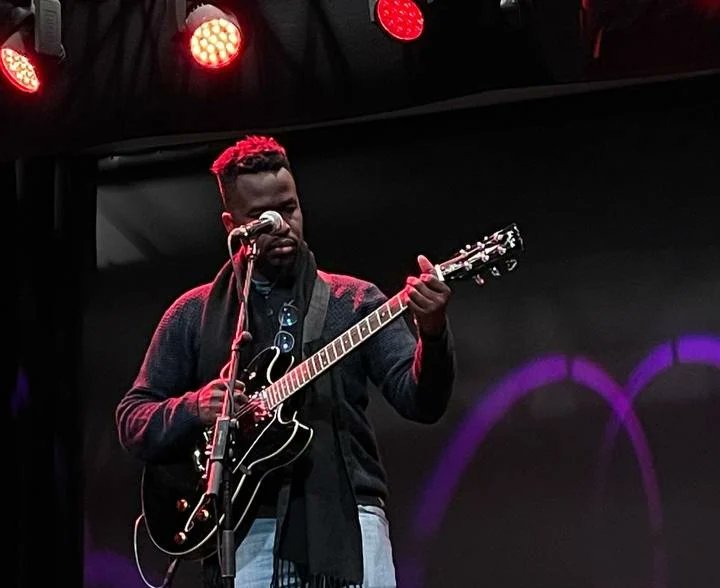 Second performance in Helsinki at #thinkafricaweek2022. Starting to bond with this new guitar beautifully. https://t.co/D4DRbLzJUC