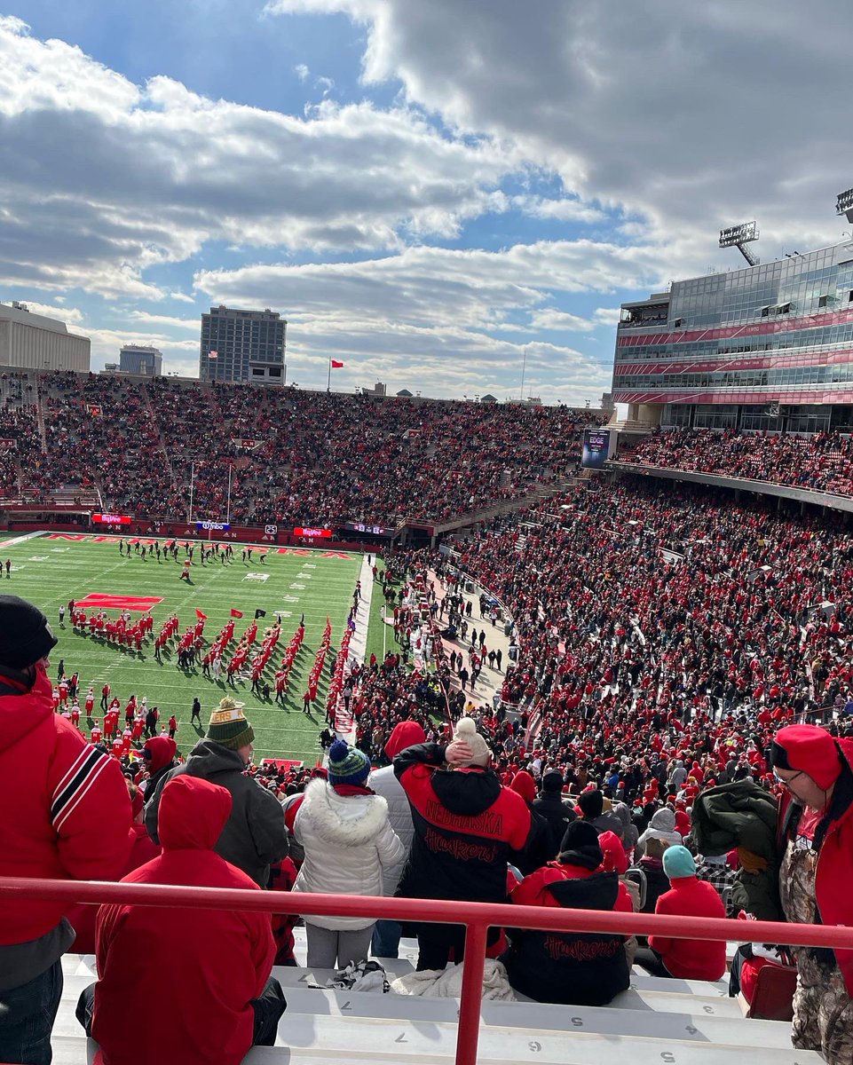 We had snow flurries and it feels like 13 degrees with 25 mph winds… I am not well. 🥶❄️🏈🎈#GBR