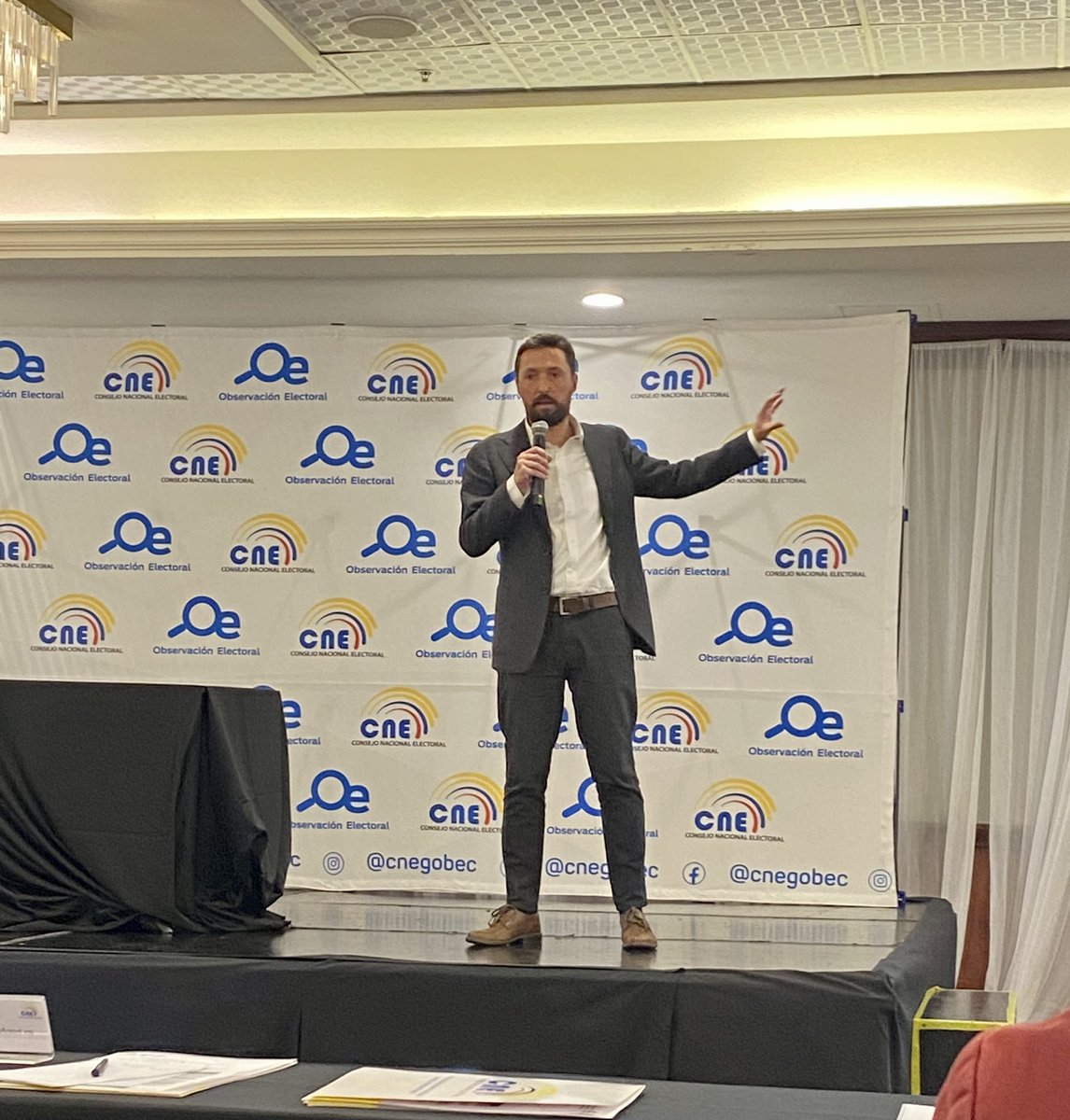 R5ers7's tweet photo. Capacitación sobre la observación electoral nacional “elecciones seccionales y del @CpccsEc por el @cnegobec. Fascinante intervención de @rdandoy sobre la observación electoral y su proceso. Gracias a @EUAmbEcuador por el apoyo a la democracia a través de la @UEenEcuador https://t.co/jDSh0ojaar