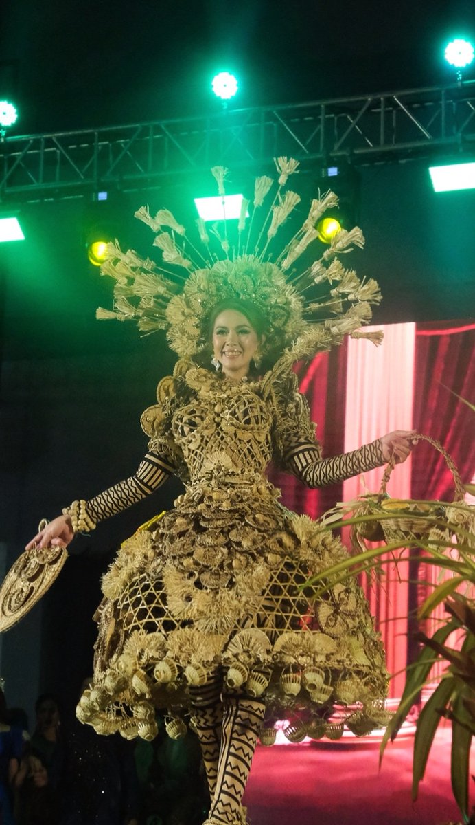 Jedahzzling's tweet photo. It is with so much pride and honor to have worn the @themissuniverseph 2020 Best in National Costume.Thank sir Danny Booc for creating such remarkable masterpiece and of course for trusting me to be the first to wear it after Lou's. 
It is indeed the best of the best!
#natcos https://t.co/9PaSgvs5Oi