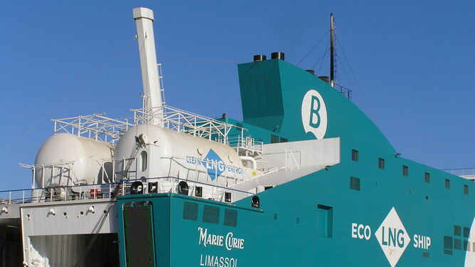 Mizar07's tweet photo. Hoy estoy viajando de la península a Canarias en un ferry de GNL. Si bien viajar en barco supone 10-20% de las emisiones de un avión, en las más de 30 horas de viaje he investigado acerca de las emisiones del GNL (Gas Natural Licuado) vs Fuel Oil tradicional en barcos. Hilo ⬇️⬇️ https://t.co/YCMLMAHofw