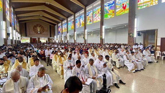 _Aristeguieta's tweet photo. Hoy, con júbilo y alegría, participamos de la posesión del monseñor Vicente Horacio Saeteros Sierra, como VI Obispo de #Machala. 

Oramos por él, para que Dios le brinde sabiduría y guíe el camino de los feligreses. 🙏�� https://t.co/dBMDv3bBjt