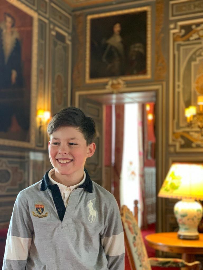 PJComtedeParis's tweet photo. 🥳 Aujourd'hui, le Prince Gaston fête ses 13 ans. Le Comte et la Comtesse de Paris lui souhaitent le plus bel anniversaire.

👑 Les portraits du Dauphin ont été réalisés au @Chateaucheverny. Avant de rencontrer le capitaine Haddock, il a posé devant un portrait de son homonyme. https://t.co/meAI2kkQV0