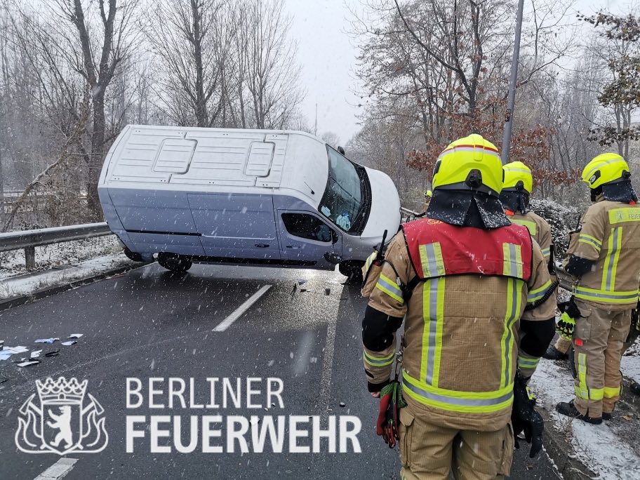 #Verkehrsunfall auf #BAB_A100
In #Charlottenburg_Nord lag ein Kleintransporter auf der Seite. Alle Insassen konnten sich selbst unverletzt retten. Einsatzkräfte der <a href="/Berliner_Fw/">Berliner Feuerwehr</a> beseitigten mit #Rüstwagen #TD und #LFW das Verkehrshindernis.
Fahren Sie vorsichtig! 
#Glättewarnung