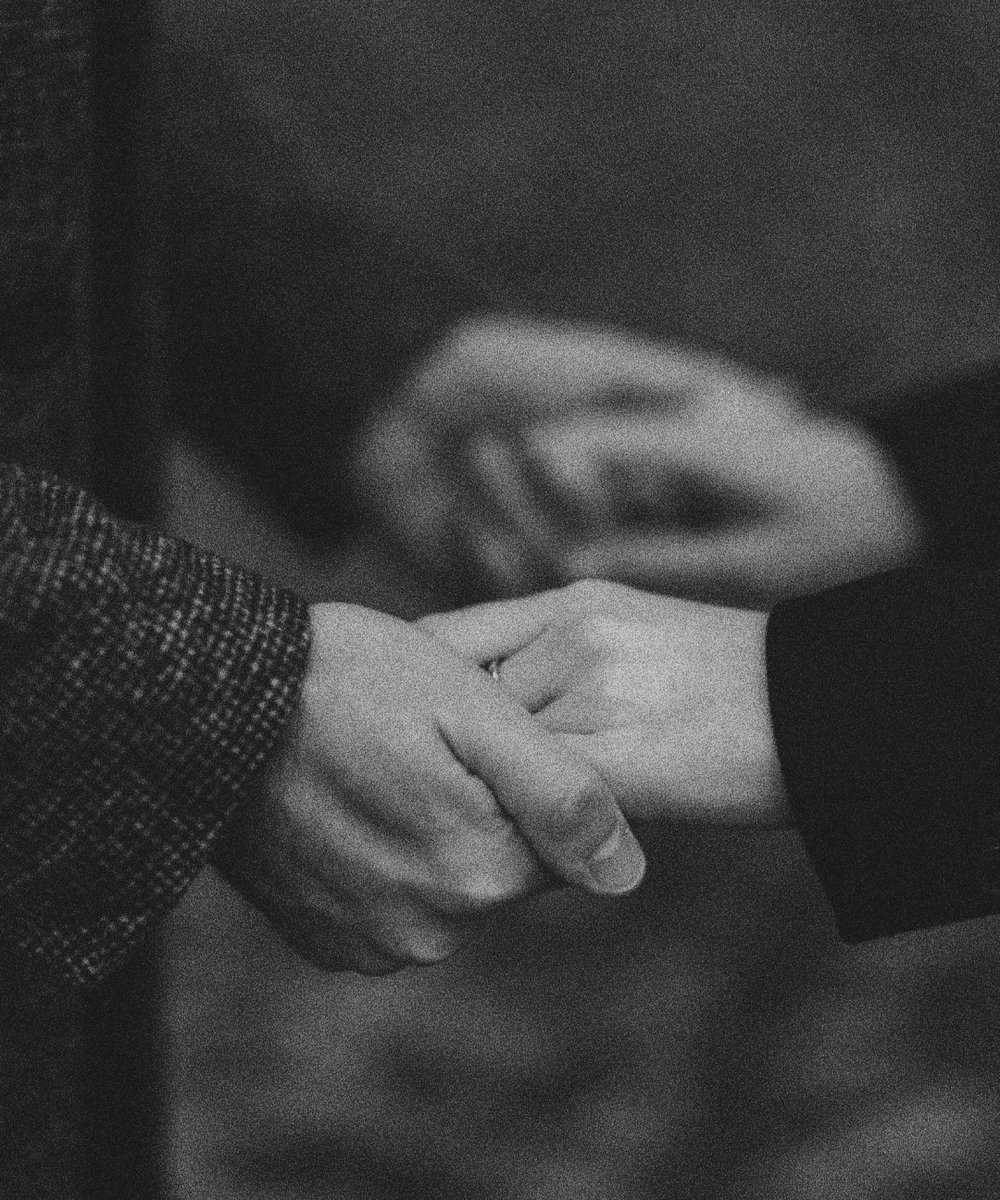 Seni sevince acı çekmeyi unutuyor; nefes değil, hayat çekiyorum ciğerlerime.
Kendi kimliğime bakıp senin adını görüyorum. Seni sevince efendiliğim bile şımarıyor.
Az, çoktan daha çok oluyor
"Seni sevince."