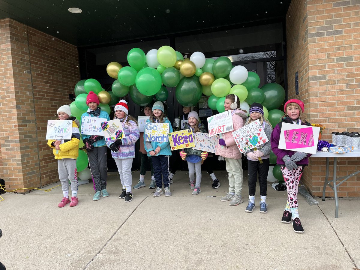 NicoleKitzinger's tweet photo. Let’s go girls! ❤️🏃‍♀️ wonderful day for a 5K! ❄️ #GOTRC @GOTR_Chicago https://t.co/MNGevGAvle