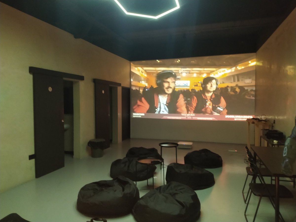 SmashAlicante's tweet photo. Watch Party del #techrepublic6 en el local @BeeGamers_ 👀 https://t.co/0Njtfe0PnP