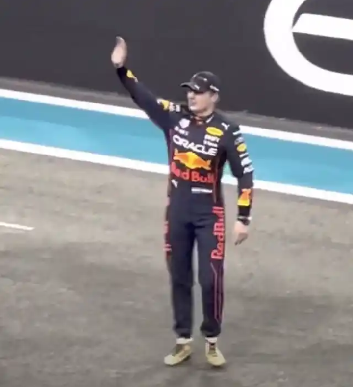 F1pilar's tweet photo. When they boo you, this is the best response. https://t.co/vqIUnHD3Xk