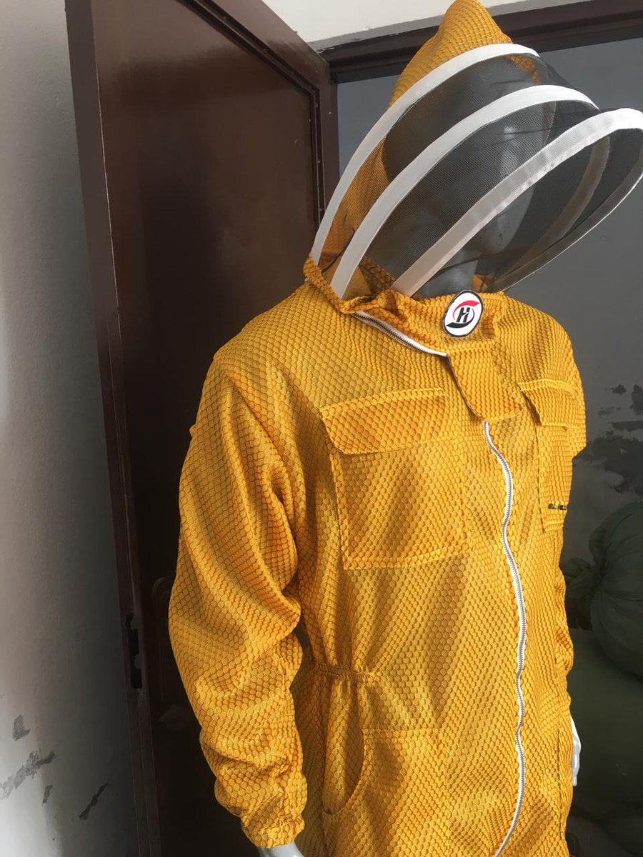 3D Ventilated Beekeeping Suit

#apicoltura #apicolture #honig #FIFAWorldCup #olosho #Qatar2022 #Honey #bee #QueenBee #savebee #ukbeekeeper #usabeekeeper #italiantaste #italianbeekeeper #imkerei #bienen #honeyfarm #Honeycomb #apiary