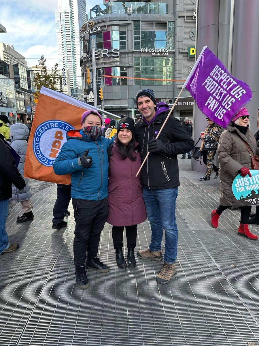 Proud to stand with workers for better schools & education for students!#39KisNotEnough 

Joined friends from @CUPEOntario @SEIUHealthCan  @OPSEU  @OFLabour  @torontolabour and more at #YongeDundas to say #FireLecce for the chaos he has caused for education workers & students!