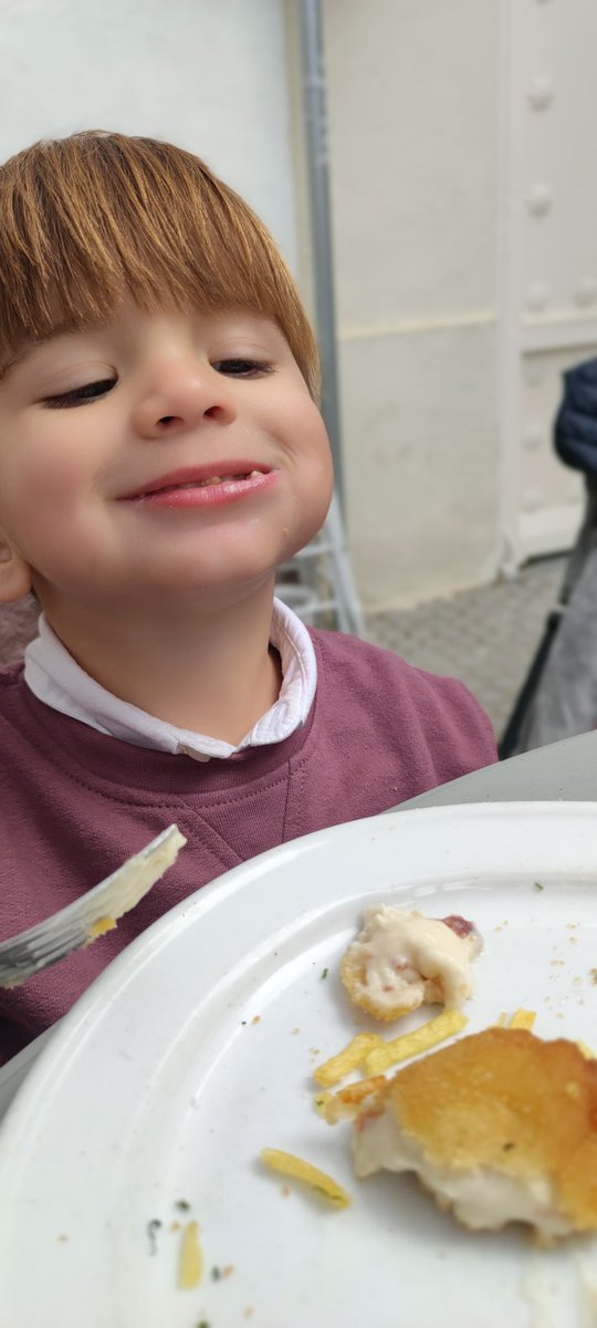 NtaliaGmz's tweet photo. La cara de #LittleM cuando come croquetas de @CasaRicardoSev 😎 https://t.co/HPZUm8A9qK