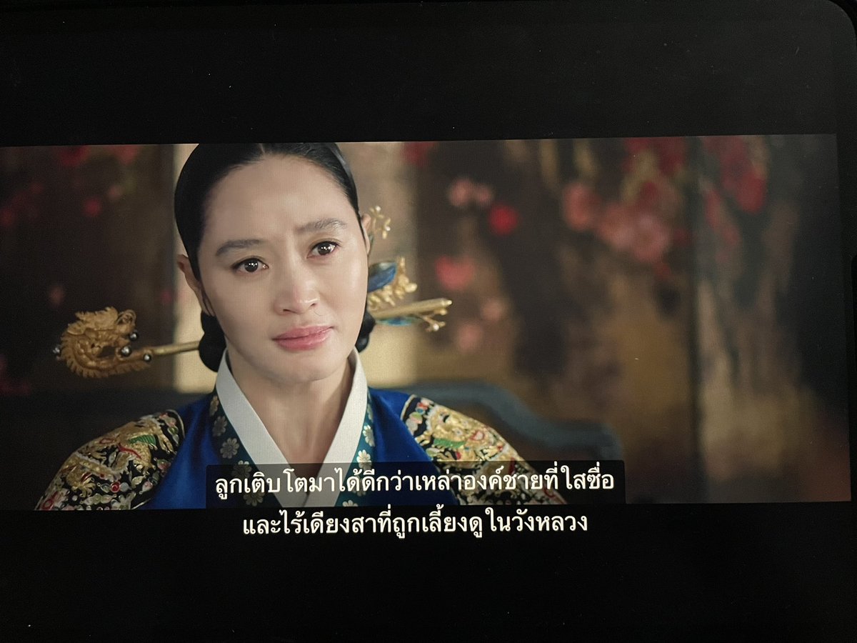 LuckyNN_18's tweet photo. “ลูกเติบโตมาได้ดีกว่าเหล่าองค์ชายที่ใสซื่อและไร้เดียงสาที่ถูกเลี้ยงดูในวังหลวงอย่างทะนุถนอมมิใช่หรือพ่ะย่ะค่ะ” 

ซึ้งกับซีนนี้นะ คือคังนางก็รู้แหละว่าแม่รส.ผิดอ่ะ เลยพูดอีกมุมหนึ่งมาปลอบใจแม่เหมือนกัน แม่ปลอบหลายคนแล้วคังเลยปลอบแม่บ้าง 🥹#ใต้ร่มราชินี
#UnderTheQueensUmbrellaEp11 https://t.co/ZjyssqF1bs
