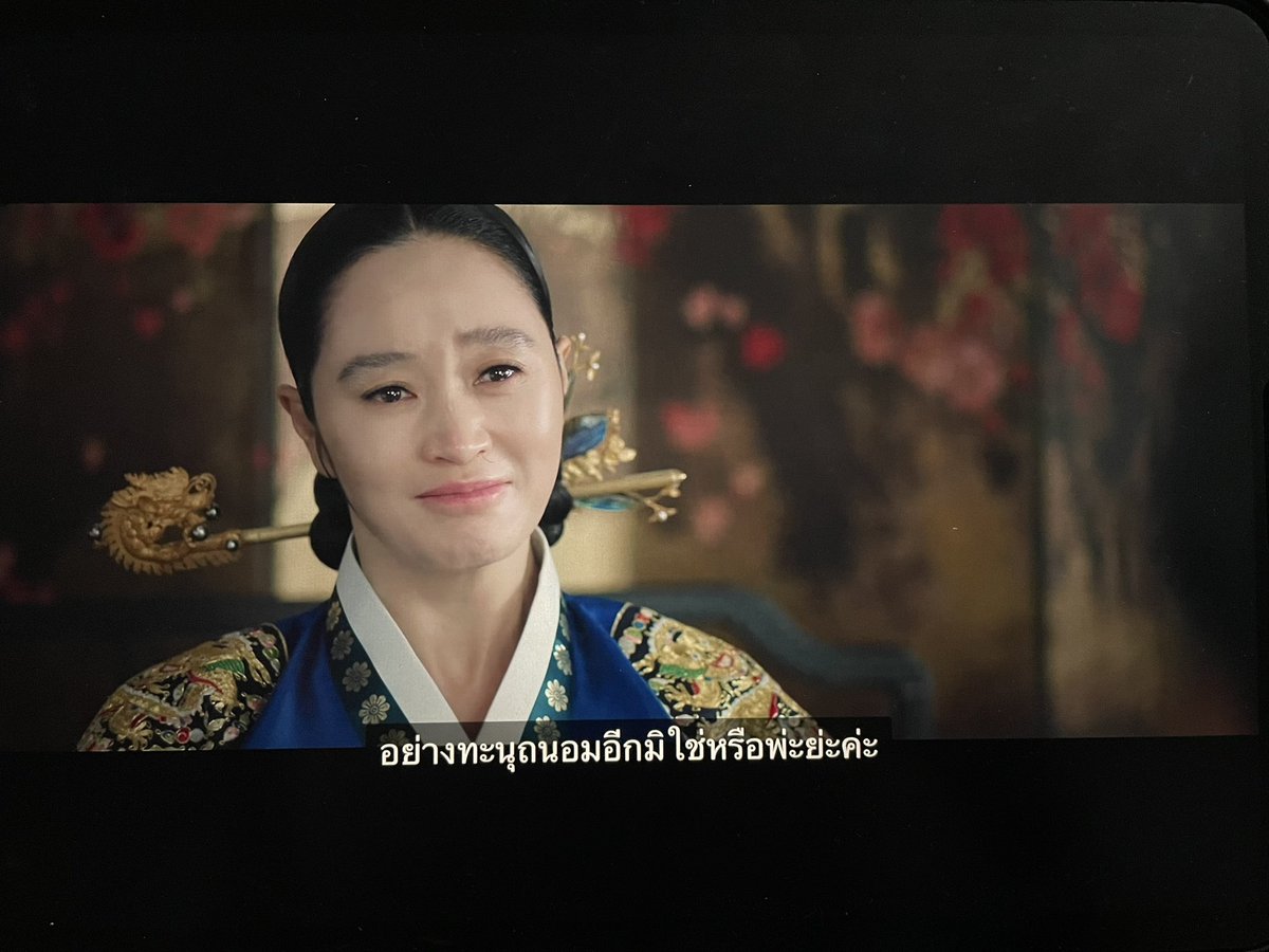 LuckyNN_18's tweet photo. “ลูกเติบโตมาได้ดีกว่าเหล่าองค์ชายที่ใสซื่อและไร้เดียงสาที่ถูกเลี้ยงดูในวังหลวงอย่างทะนุถนอมมิใช่หรือพ่ะย่ะค่ะ” 

ซึ้งกับซีนนี้นะ คือคังนางก็รู้แหละว่าแม่รส.ผิดอ่ะ เลยพูดอีกมุมหนึ่งมาปลอบใจแม่เหมือนกัน แม่ปลอบหลายคนแล้วคังเลยปลอบแม่บ้าง 🥹#ใต้ร่มราชินี
#UnderTheQueensUmbrellaEp11 https://t.co/ZjyssqF1bs
