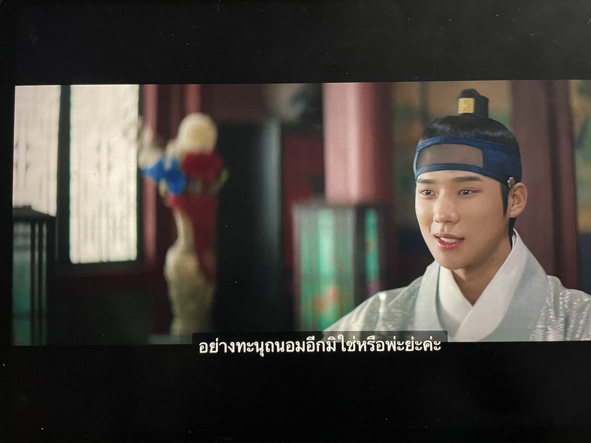 LuckyNN_18's tweet photo. “ลูกเติบโตมาได้ดีกว่าเหล่าองค์ชายที่ใสซื่อและไร้เดียงสาที่ถูกเลี้ยงดูในวังหลวงอย่างทะนุถนอมมิใช่หรือพ่ะย่ะค่ะ” 

ซึ้งกับซีนนี้นะ คือคังนางก็รู้แหละว่าแม่รส.ผิดอ่ะ เลยพูดอีกมุมหนึ่งมาปลอบใจแม่เหมือนกัน แม่ปลอบหลายคนแล้วคังเลยปลอบแม่บ้าง 🥹#ใต้ร่มราชินี
#UnderTheQueensUmbrellaEp11 https://t.co/ZjyssqF1bs