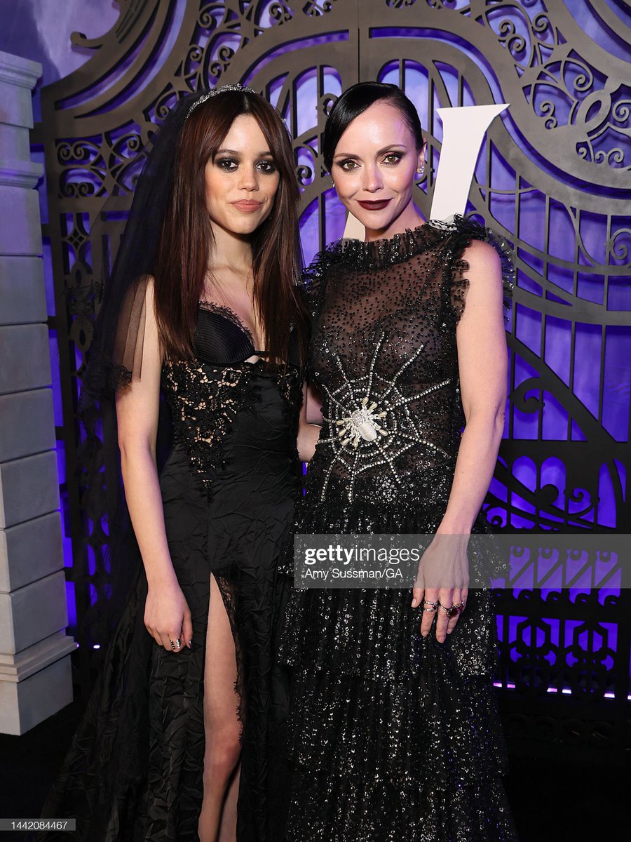 MasroShadowstar's tweet photo. I am looking forward to the new #wednesdaynetflix show but….. Why didn’t we have the best spin off Wednesday (Christina Ricci) grown up with her daughter Desdemona (misery for short)?
The amazing cast would still be perfect. #addamsfamily @netflix #justasking https://t.co/qyHbBdslvu
