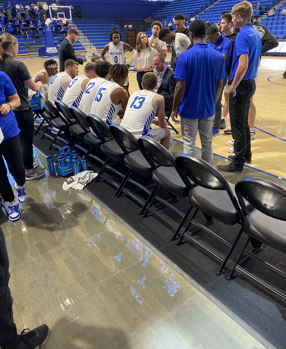 Tough fought game going into half!!💪

UNG:3⃣9⃣
LMU:4⃣1⃣

#HawkEm