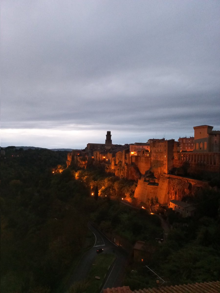 Pitigliano in giorno di pioggia la fa sempre da artista