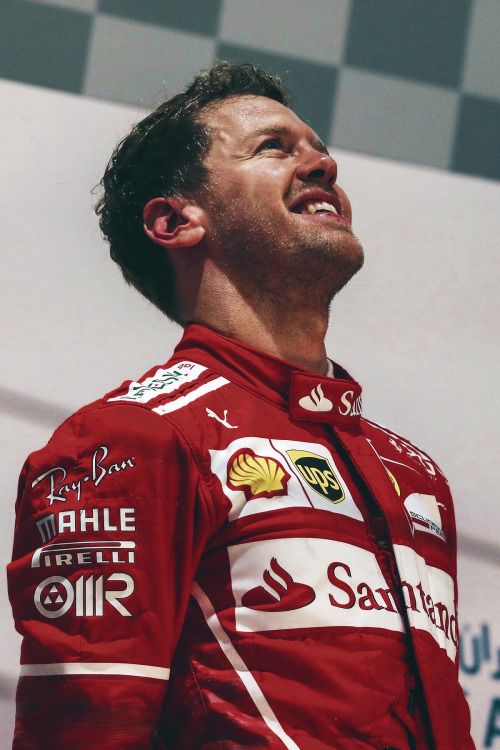 TearOffFR's tweet photo. 📸 Nous y sommes... c'est aujourd'hui le dernier GP de la carrière de Sebastian Vettel, légende de la #F1 ! 🥹

Profitions des derniers instants dans ce #AbuDhabiGP du 4x champion du monde ! 🙏

#DankeSeb https://t.co/X17dTsbnvY