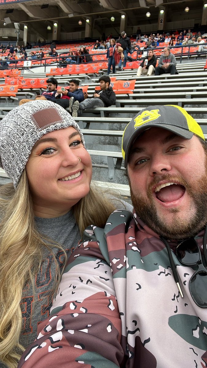 cassidygeorge's tweet photo. My first Auburn game! 💙🦅🧡

#WarEagle https://t.co/Zql3w51a8s