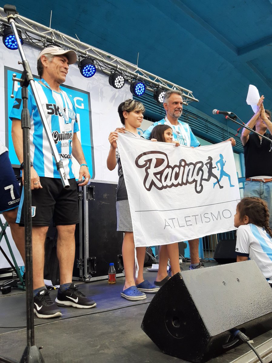 DeportesRacing's tweet photo. #RacingFest 🏟🎉
➡️ En estos momentos, @AtletismoRacing está haciendo entrega de las medallas por edades a quienes participaron, el pasado domingo de los @5KRacingClub
#VamosRacing
#ElClubMásLindoDelMundo
#DeportesRacing https://t.co/P2V3if7AvV