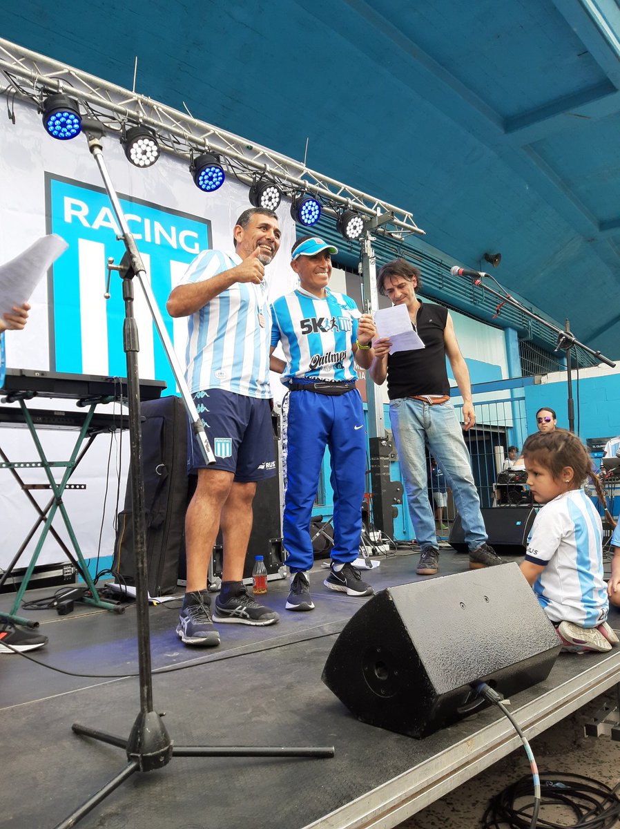 DeportesRacing's tweet photo. #RacingFest 🏟🎉
➡️ En estos momentos, @AtletismoRacing está haciendo entrega de las medallas por edades a quienes participaron, el pasado domingo de los @5KRacingClub
#VamosRacing
#ElClubMásLindoDelMundo
#DeportesRacing https://t.co/P2V3if7AvV