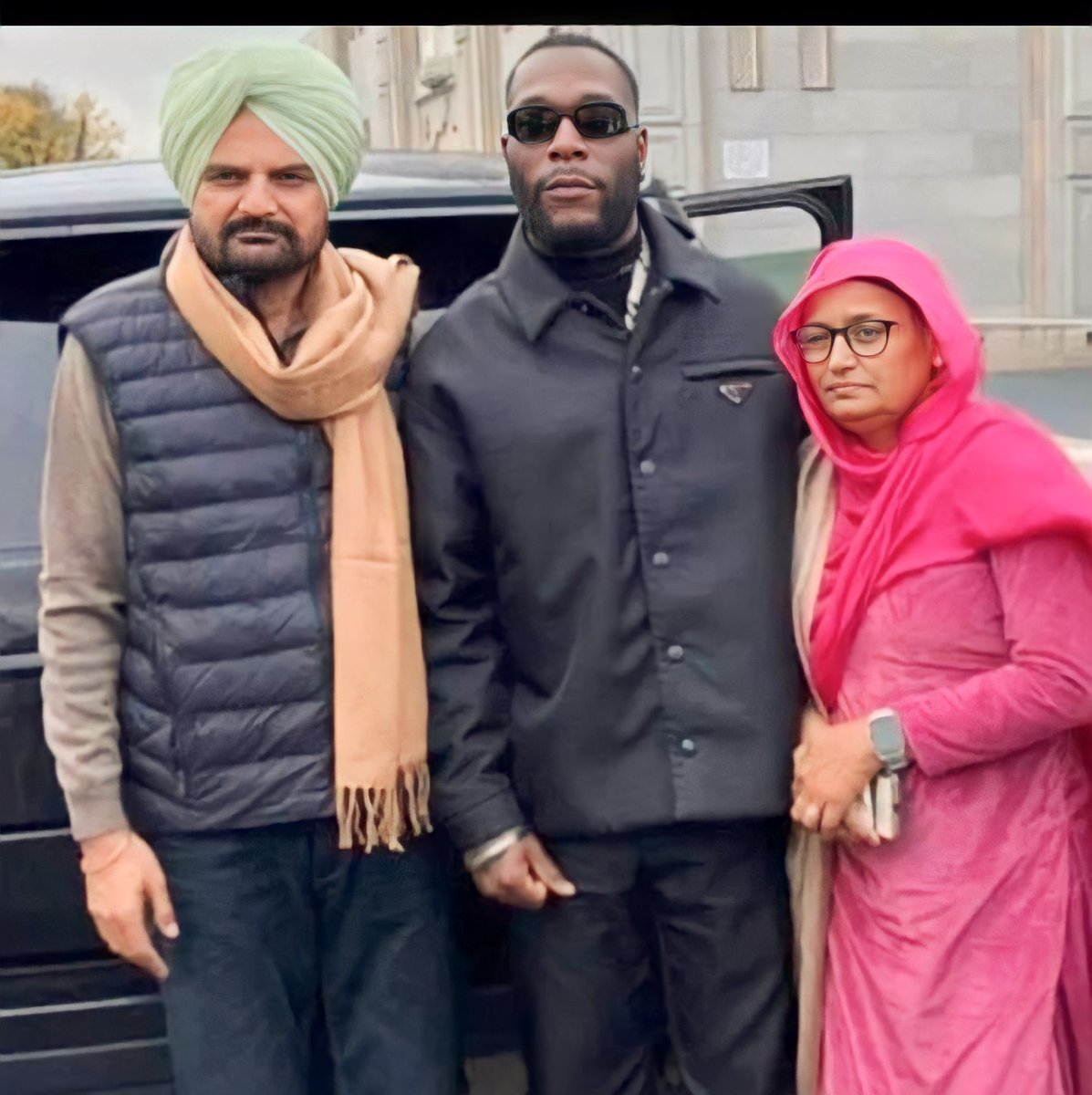 Punjabihitzz's tweet photo. BURNA BOY MET SIDHU MOOSEWALA'S PARENTS
LOTS OF LOVE &amp; RESPECT TO HIM.
#sidhumoosewala 
#Burnaboy
#JusticeForSidhuMooseWala https://t.co/jodWNppJdC