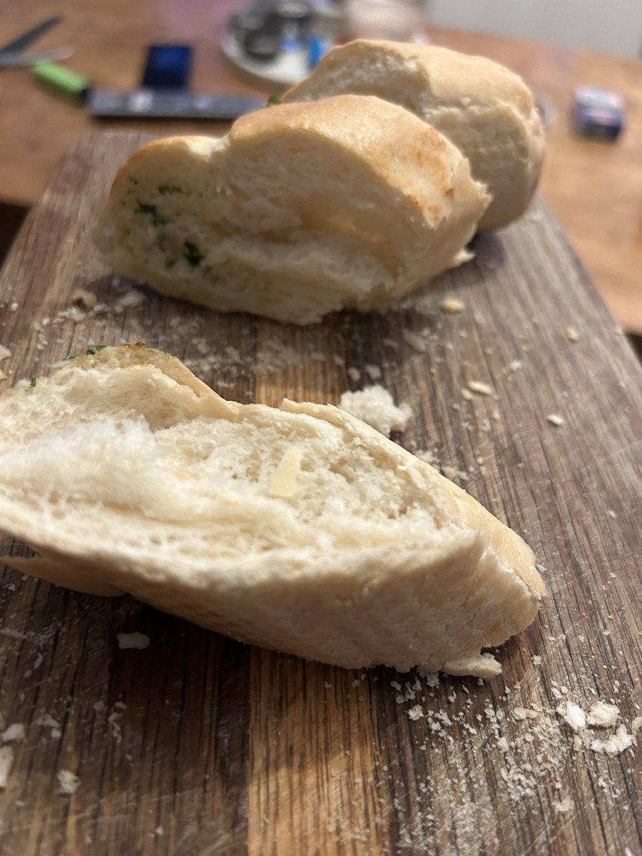 CattSkates's tweet photo. Not sure you can call this garlic bread @LidlGB #disappointed https://t.co/gJzwhj2RRJ