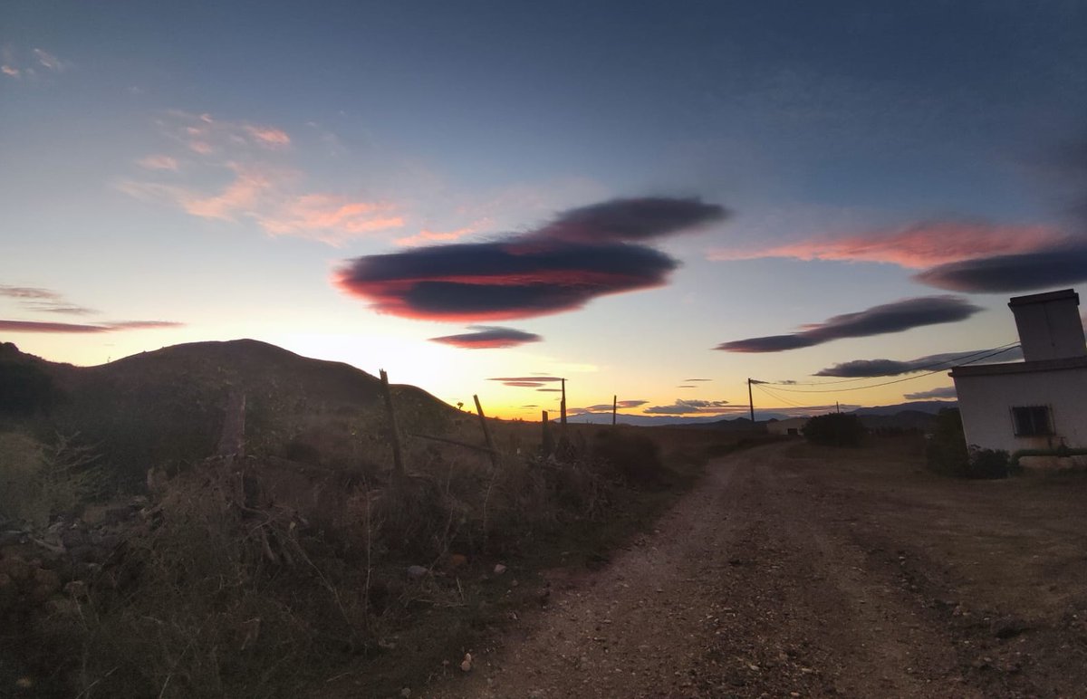 #Almería, detalles: Un ovni o una boina sobre el cielo de Los Albaricoques.
Níjar, Parque Natural Cabo de Gata - Níjar. Atardecer, 19 de noviembre de 2022. 
Foto <a href="/CrisRomn/">Cris</a> 
<a href="/Costa_Almeria/">Costa de Almería</a> <a href="/CabodeGataNjar/">Cabo de Gata-Níjar</a> @ayto_nijar <a href="/Comarca_Nijar/">Comarca de Nijar Fs.</a> @TurismoNijar