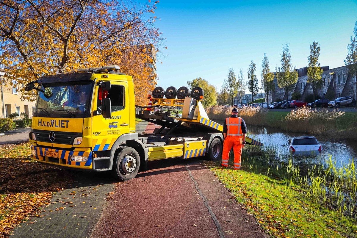 112meerlanden's tweet photo. #Hoofddorp – Auto rolt van parkeerplaats het water in - https://t.co/JUfOv216S0 #oeps #plons #handrem #nieuwsfoto https://t.co/8eKhGQyXbc