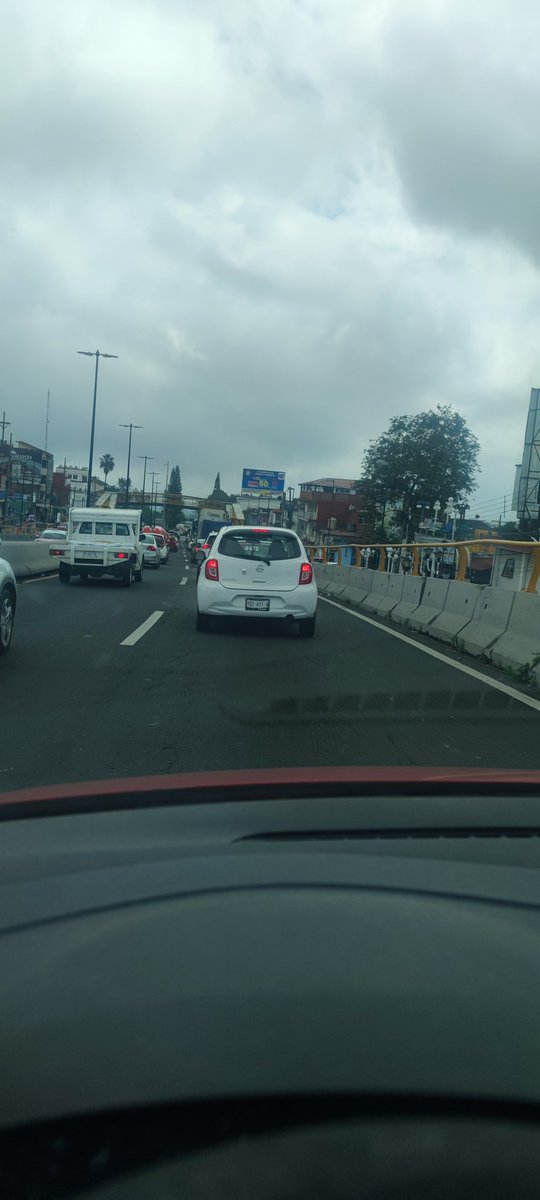 orix121's tweet photo. @VialidadXalapa esto a las 11'30 desde el Walmart a vuelta de rueda https://t.co/CK0EMHxofD