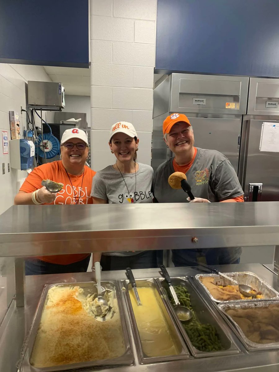 SummitDriveES's tweet photo. We had a wonderful Thanksgiving Celebration this week! We loved seeing our families laughing and enjoying a wonderful meal together. A big thank-you to our cafeteria staff, teachers, and administrators for making this celebration a success! #summitdriven https://t.co/QxgBHyNluM