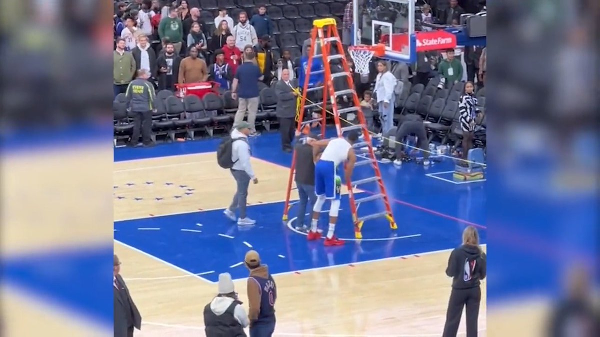 Giannis Antetokounmpo pushes ladder after Montrezl Harrell altercation
