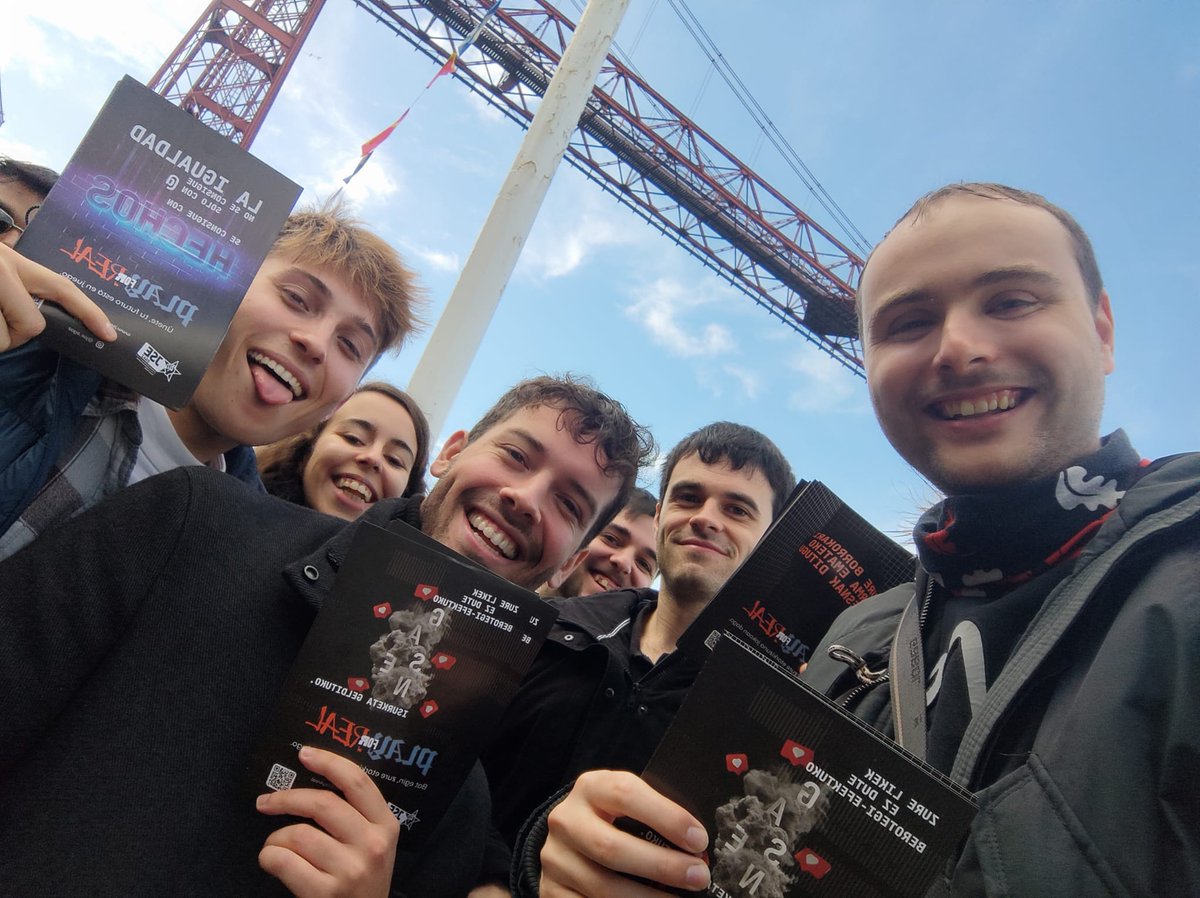 jsbizkaia's tweet photo. Seguimos dando a conocer a la juventud vizcaína la campaña de participación política juvenil #Play4Real desarrollada por @JSE_Egaz, esta vez en #Portugalete acompañando a los compañeros de JS @DePortugalete 🌹✊🏼❤️ https://t.co/cJ4c4KkBAT