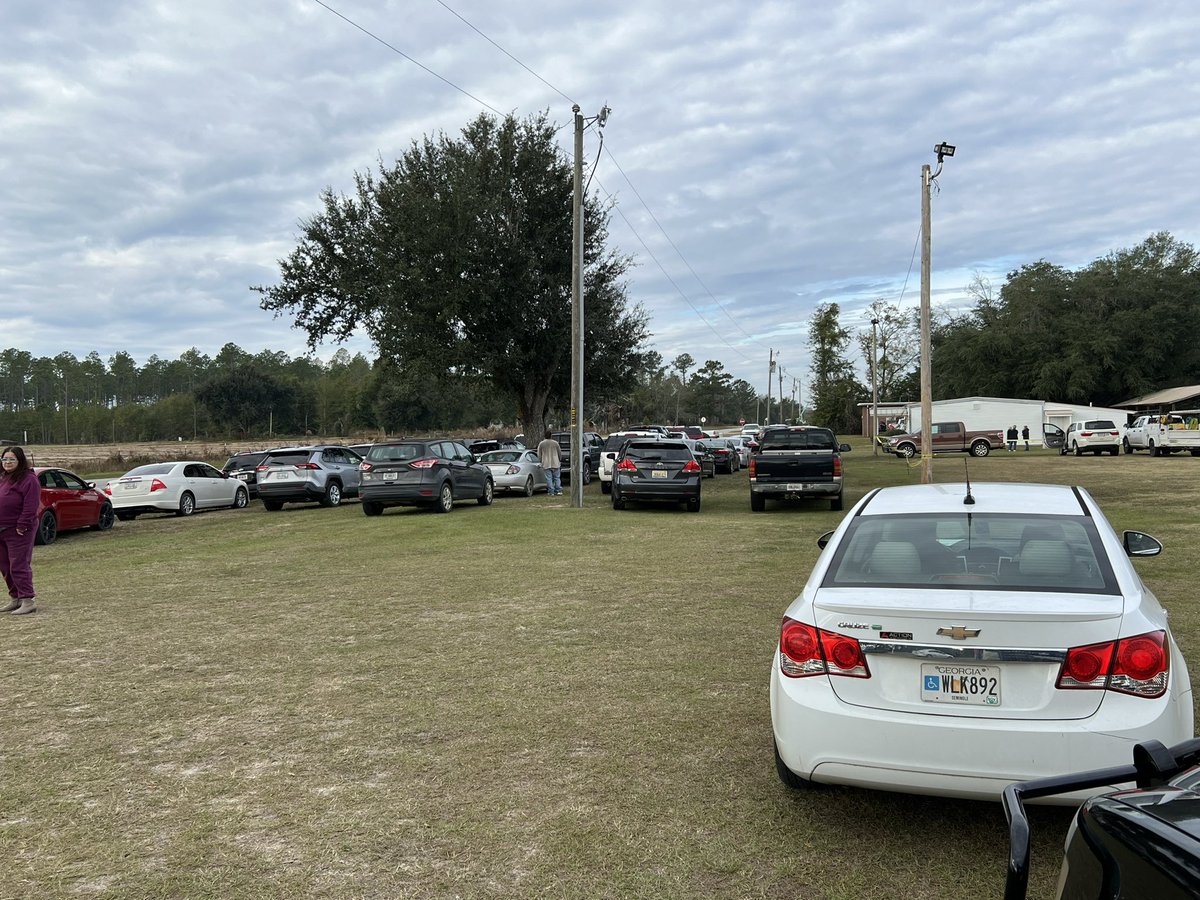 BruddaRusty's tweet photo. #SaturdayMorning
Manna Drop today at #LakeSeminoleBaptistChurch. 100 Bags of chicken and beef, cheese and baked goods given away. Every family prayed with in Jesus name.  #Servolution Mathew 23:11 https://t.co/gsDvfIMeIT