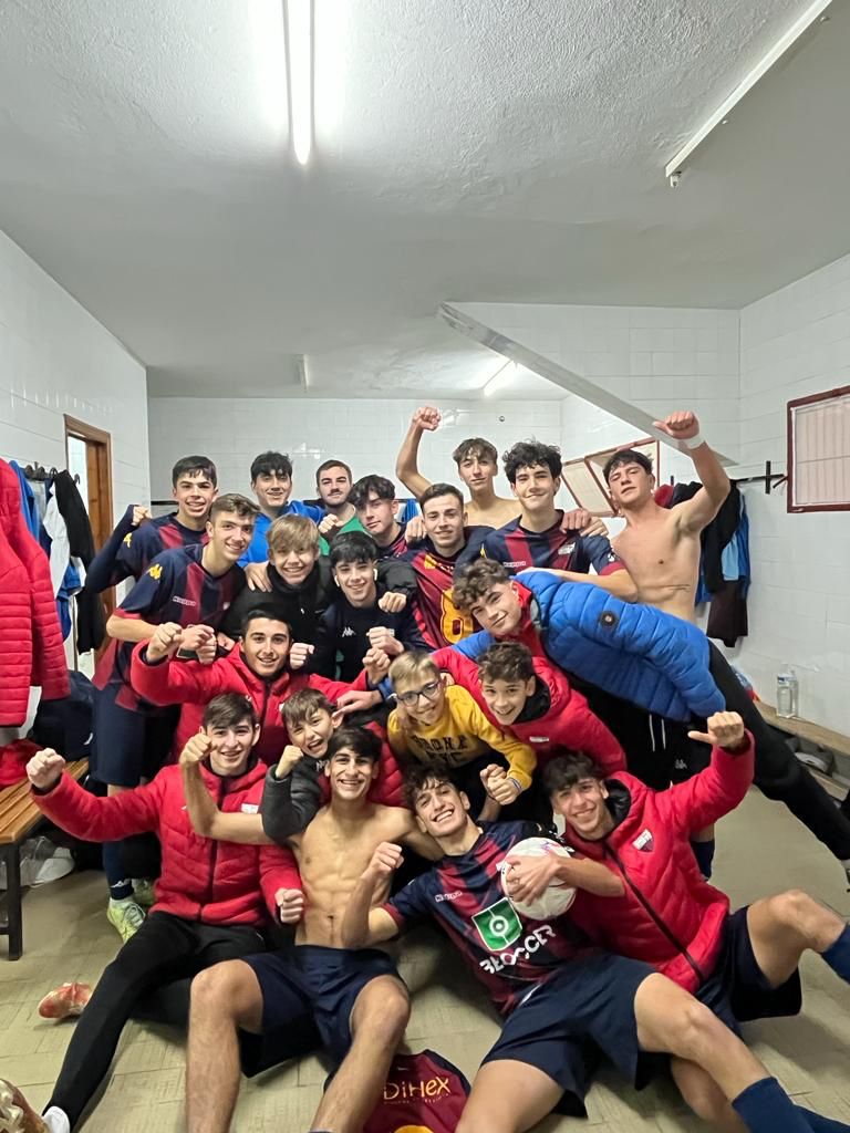 EIGabinete's tweet photo. 🔵🔴CANTERA 🔵🔴
🔝Victoria del juvenil en casa  ante el CPVO Guareña por 4-0
⚽ Los goles fueron de Marcos Marín x2, Reyes y Cristo
🔜 La semana que viene duelo clave ante el CP Moraleja, que ocupa el 2o lugar https://t.co/skwksuLELI