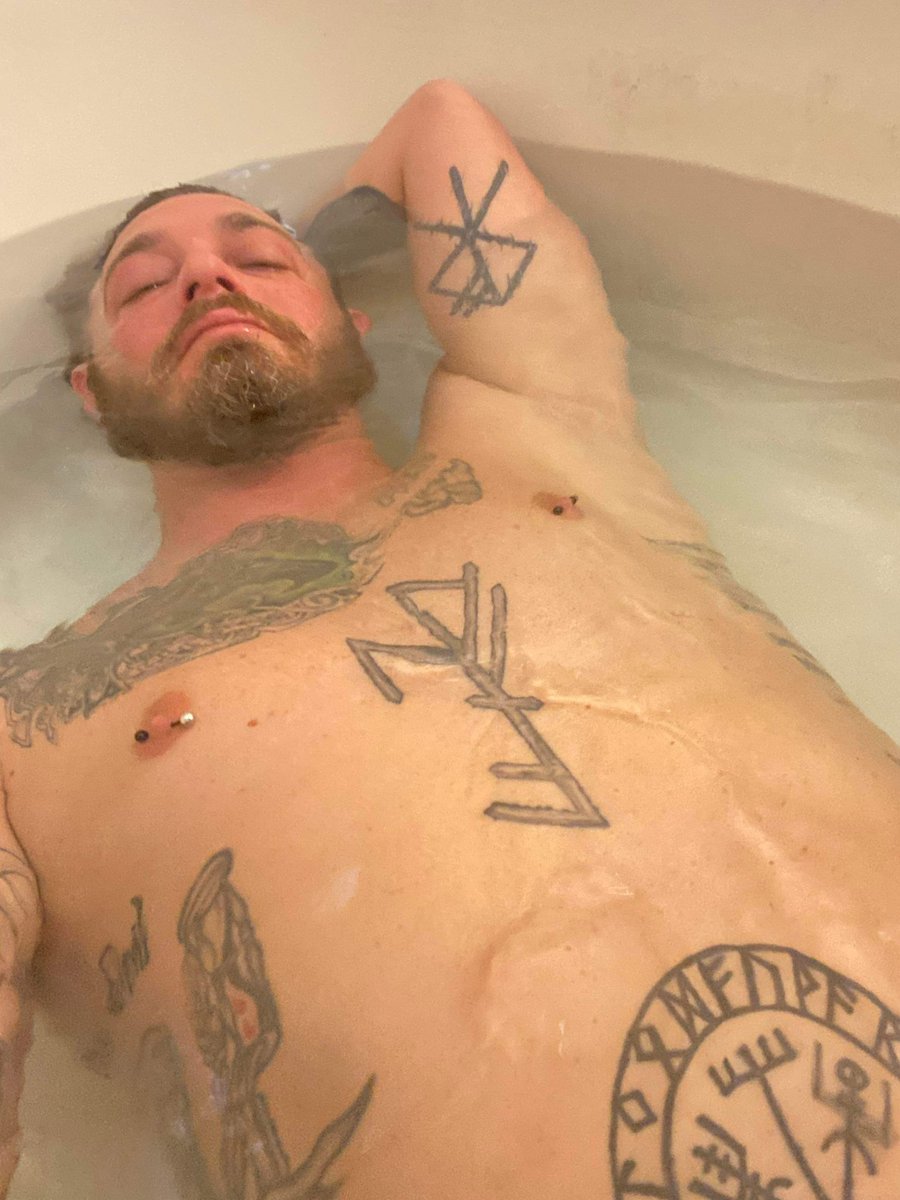 MasterNomad's tweet photo. Go clean while I relax slave https://t.co/YyRy0GrWin