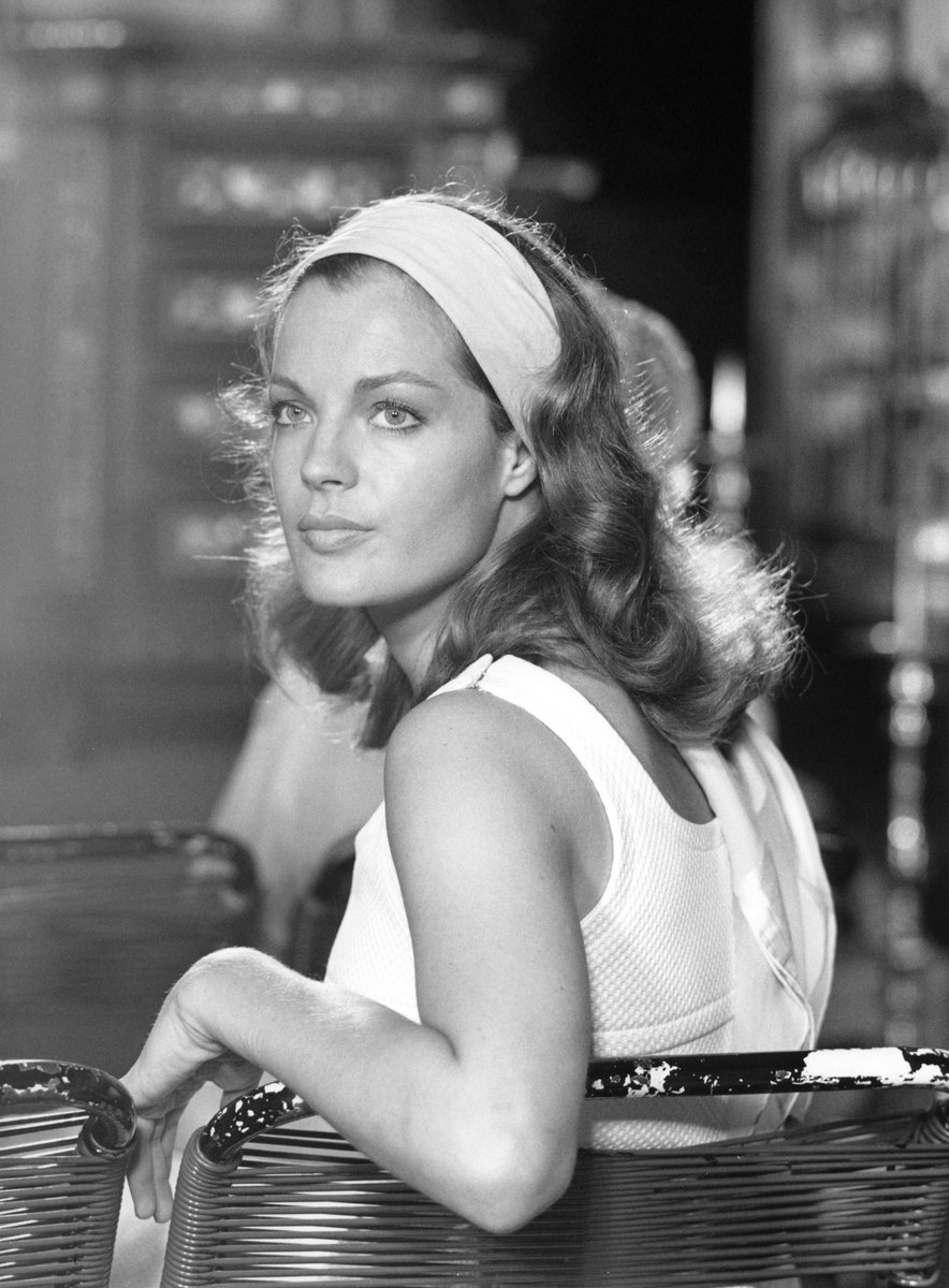 Je suis capable d'aimer la paix ou la violence, la sagesse ou la folie, le chaud ou le froid, jamais la médiocrité. Romy Schneider