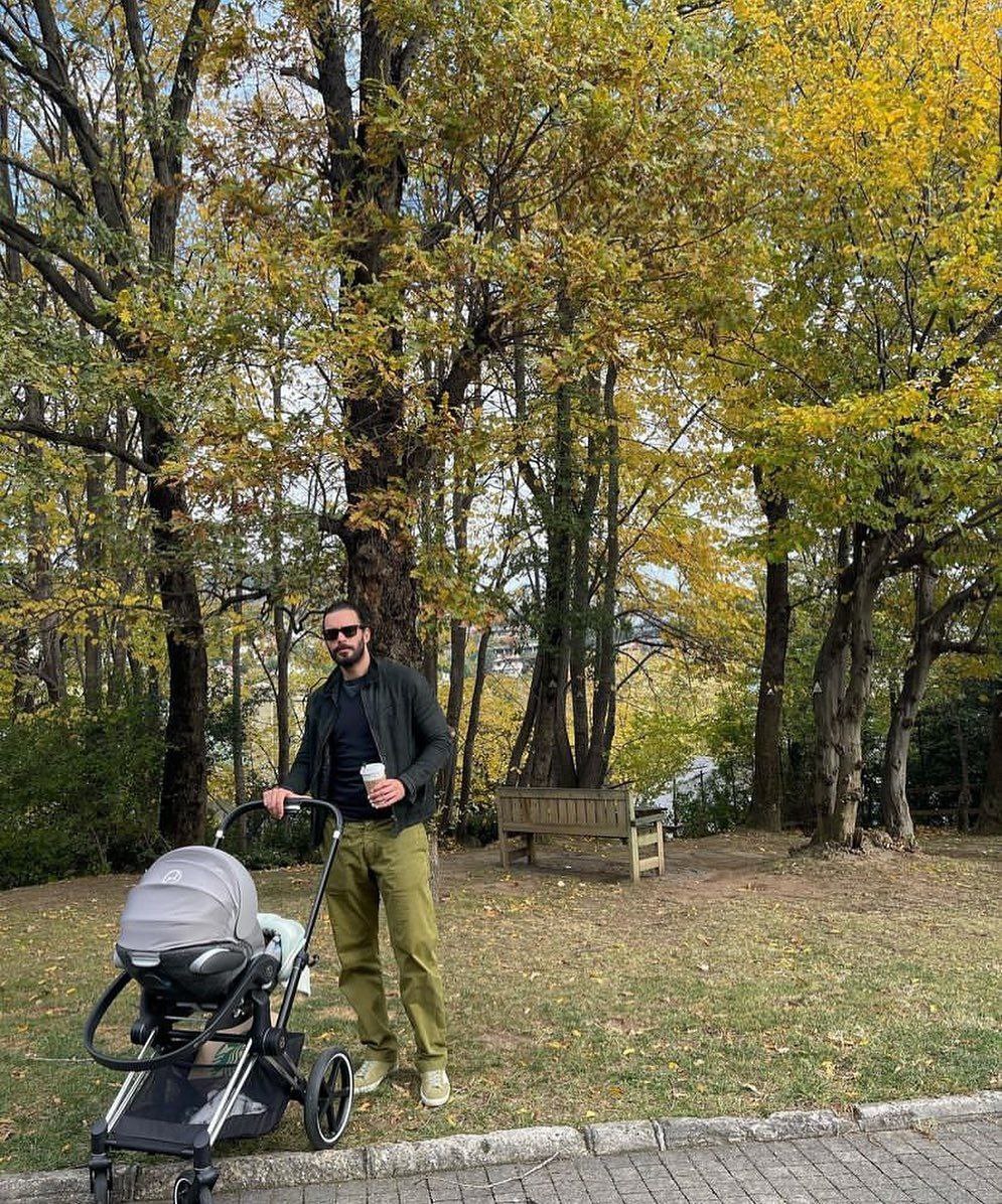 masqturkia's tweet photo. 📸 El actor #barisarduc paseando a su hija Jan Asya por el parque en cochecito 🍂
#parque #turkiye #turkeyactor #dizi #turkishserie #bebeabordo https://t.co/iZAGQ13Eml