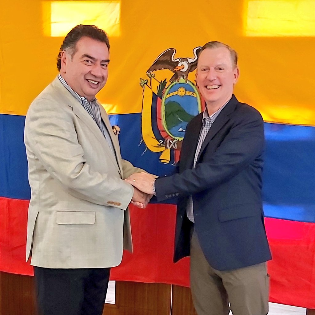 GoberLoja's tweet photo. 🇪🇨🤝🏻🇺🇸 Gobernador de la provincia @FredyBravoB, afianza relaciones de cooperación internacional con el Embajador de @USembassyEC, #MikeFitzpatrick, quien visitó nuestra ciudad para disfrutar del #FIAVL2022 y de los atractivos de #Loja. https://t.co/BkojmwUMsG