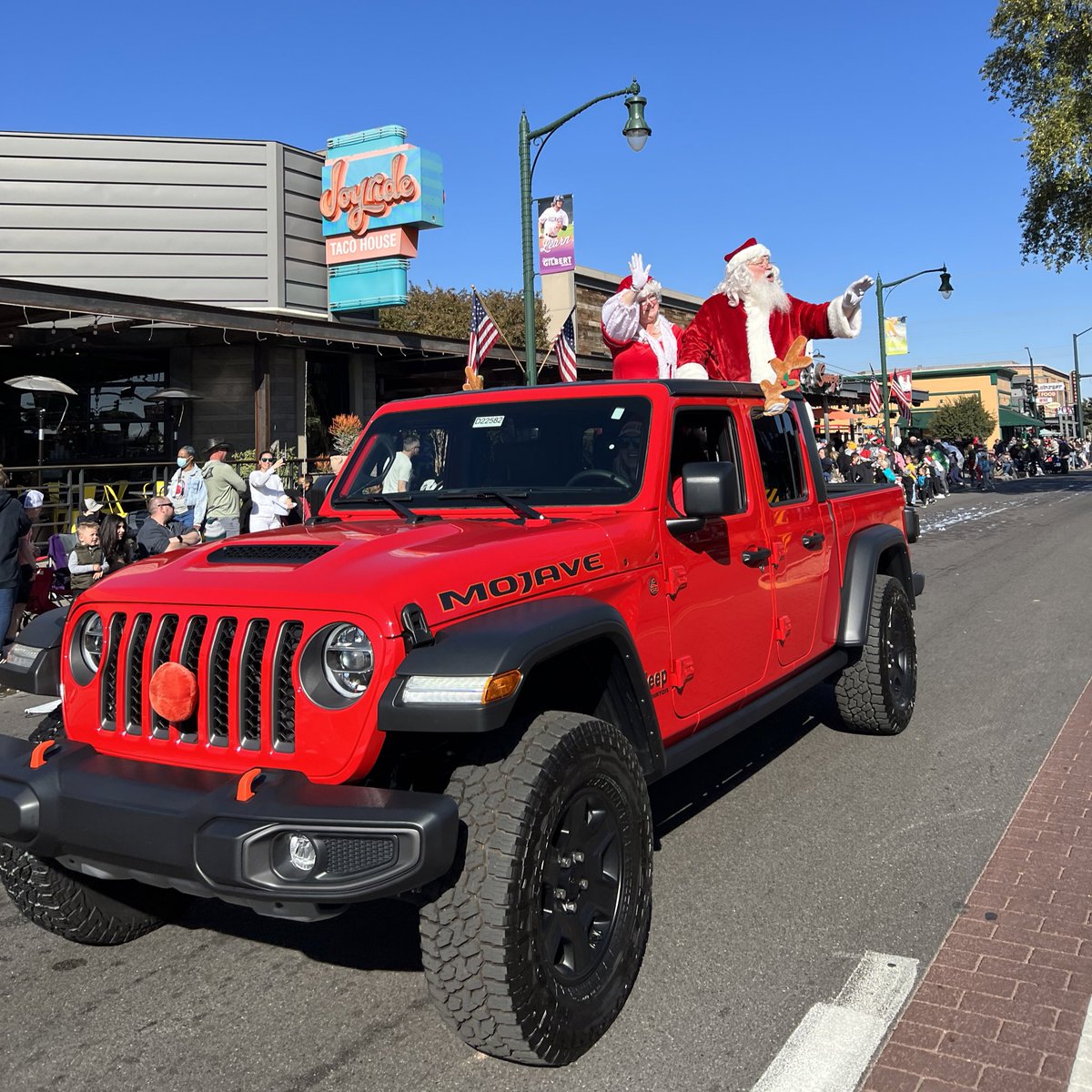 GilbertYourTown's tweet photo. Thank you to everyone who made it out for the #GilbertDays Parade! 🎉
The fun continues tonight with the Gilbert Days Festival from 4 - 9 PM at Gilbert Regional Park.
Learn more: https://t.co/ZitwpT5WTG https://t.co/GBFMppVuIr