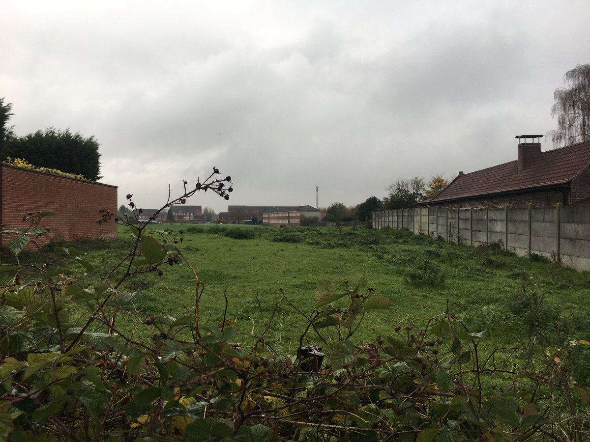 domplancke's tweet photo. DécouVerte de #Lomme cet après midi avec ⁦@EELV_Lille⁩. ⁦@VincentDhelin⁩ nous a fait découvrir sur le terrain de gros enjeux pour la préservation de la biodiversité. https://t.co/L3V4DyluTt