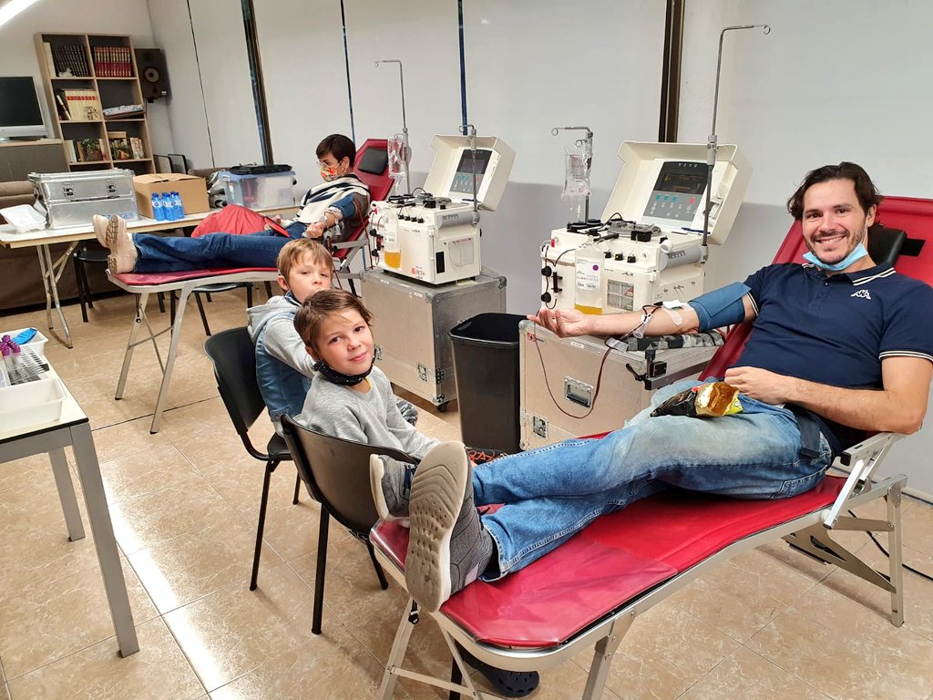 ajAltafulla's tweet photo. ❤️ 40 donacions de sang i 8 de plasma a l'Esplai de la Gent Gran 👏👏👏👏 #Altafulla MIL GRÀCIES ☺️
👐 Cada 3 segons algú necessita una transfusió de sang.
👉 #DonaSang, no la podem fabricar!
#FesteDonant #1Donació3Vides❤ https://t.co/0pbG3LpVEZ