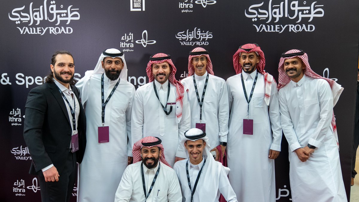 YC__52's tweet photo. فريق طريق الوادي في العرض الخاص للفيلم. أسعد اللحظات عند رؤية ثمار عملنا على شاشة العرض. مبروك لجميع طاقم العمل وشكرا لكل من ساهم في تحقيق هذا الحلم. 
@Ithra @ValleyRoadFilm https://t.co/iimRlZKujv