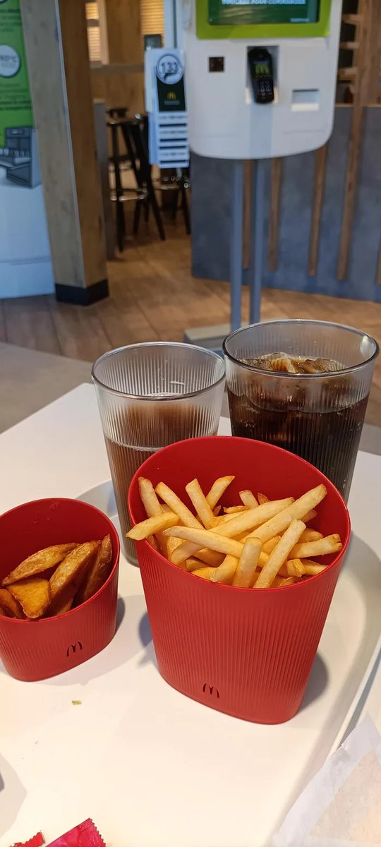 NaoCasanova's tweet photo. A partir del próximo 1 de enero, la ley francesa AGEC  (anti-residuos para una economía circular) prohibirá la vajilla de un solo uso en restaurantes, aunque sea de cartón.

McDonalds, en Francia, desde este verano tiene su nueva "vajilla" lavable. https://t.co/J5f73KjAUE